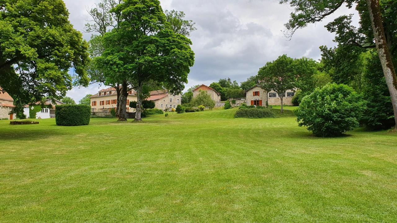 Domaine De Montvianeix Bed and Breakfast Saint-Victor-Montvianeix Exteriör bild