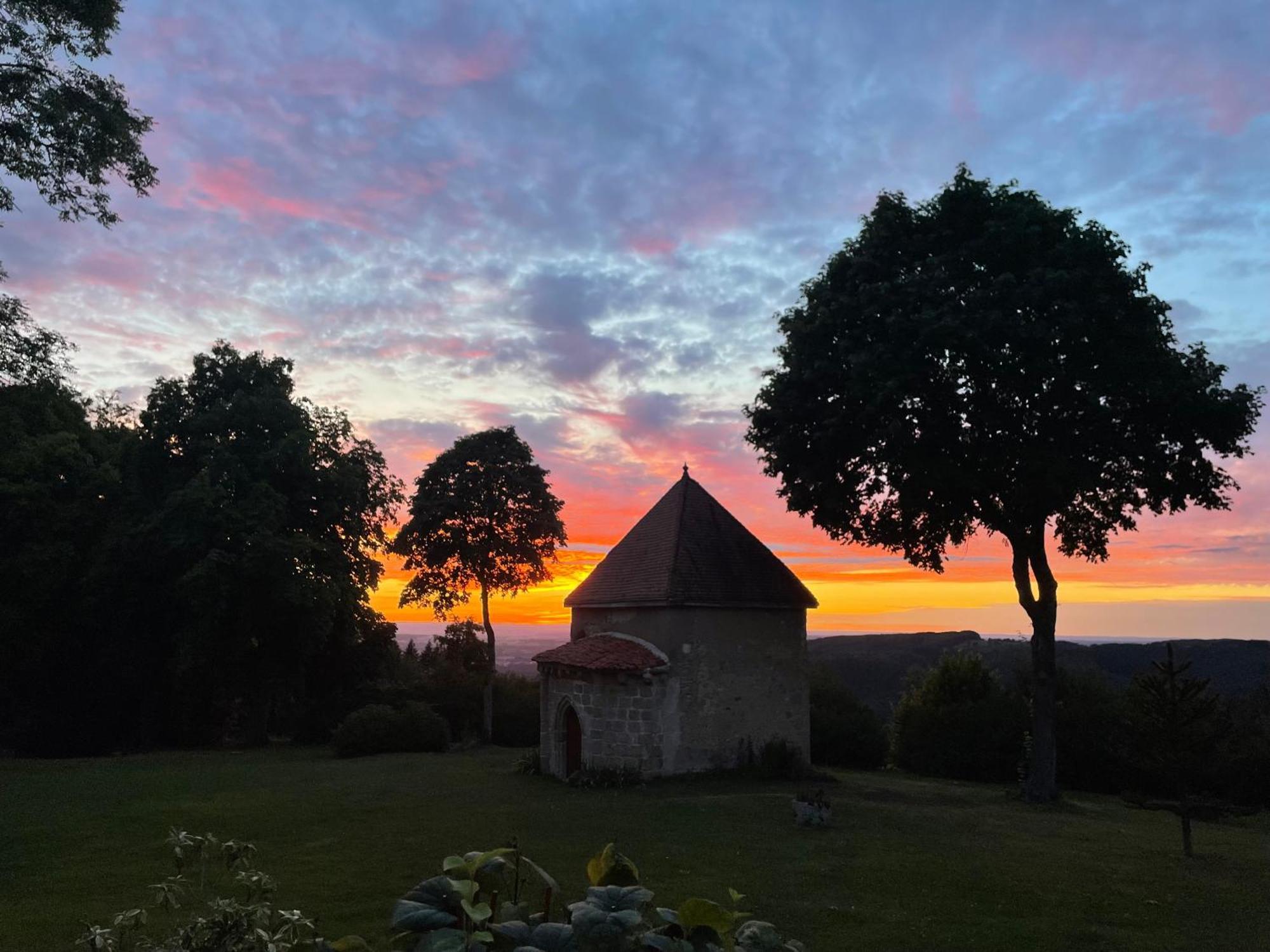 Domaine De Montvianeix Bed and Breakfast Saint-Victor-Montvianeix Exteriör bild