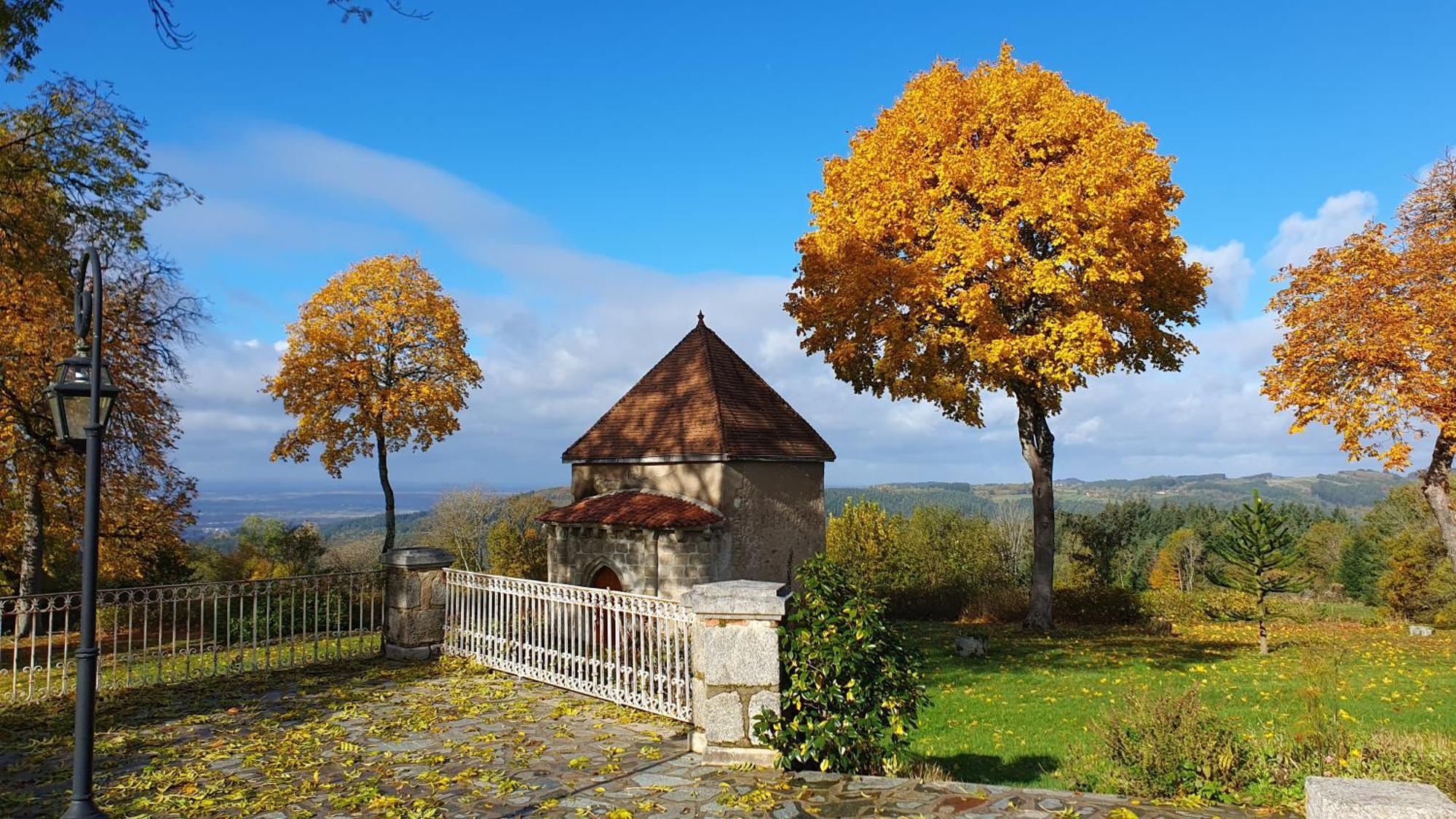 Domaine De Montvianeix Bed and Breakfast Saint-Victor-Montvianeix Exteriör bild