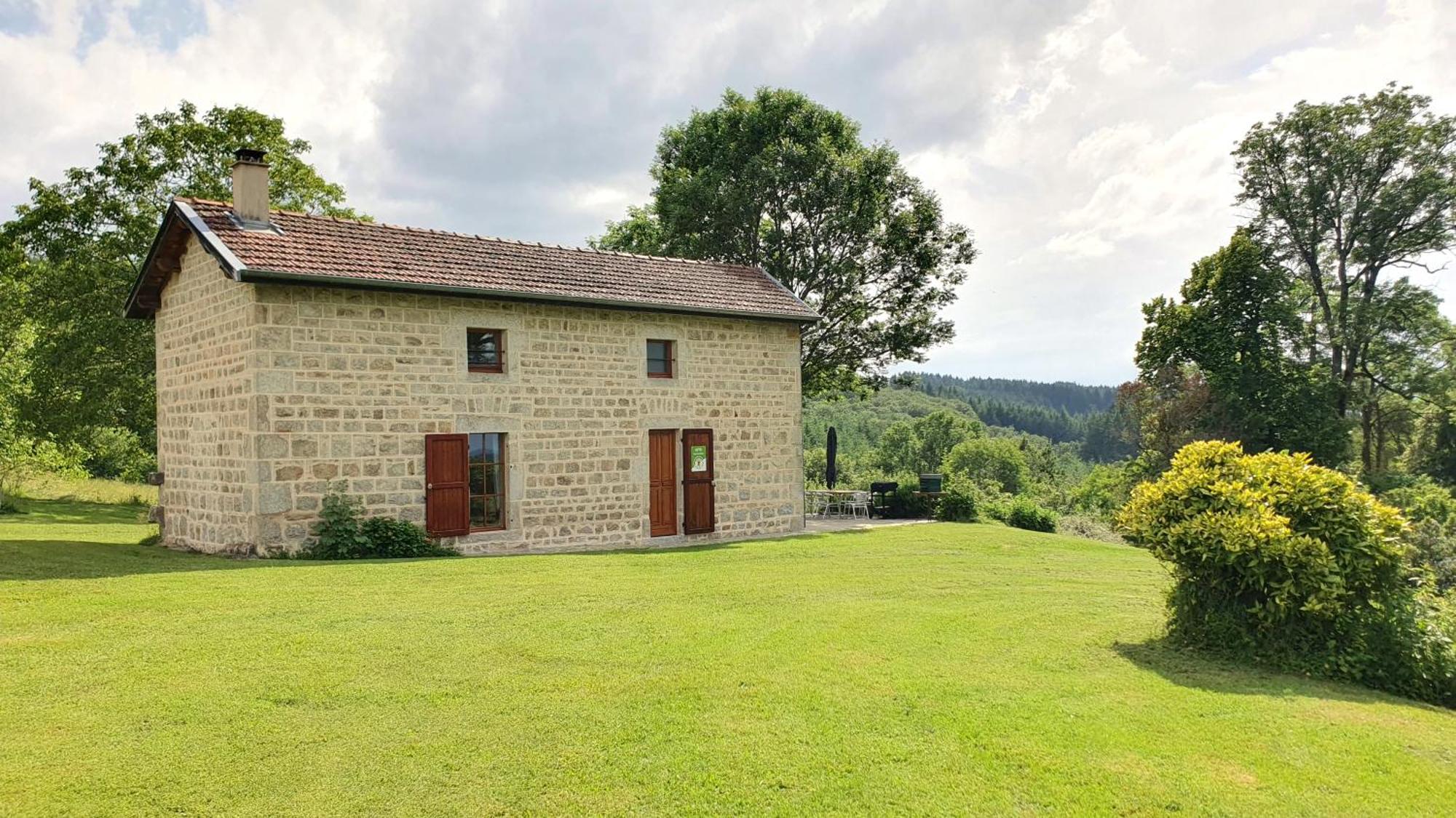Domaine De Montvianeix Bed and Breakfast Saint-Victor-Montvianeix Exteriör bild